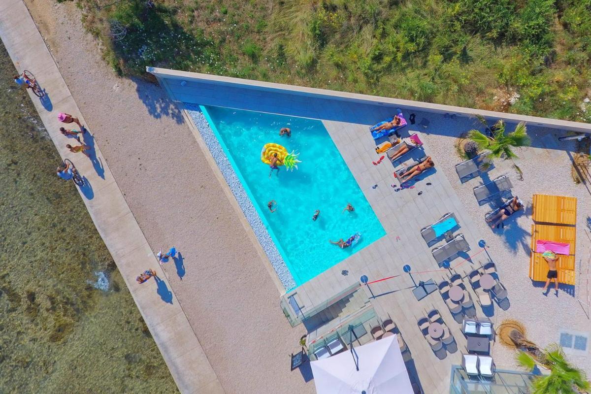 Arcadia Eco-Luxe Mobile Homes With Infinity Pool By Oiko Collection Privlaka  Exterior photo